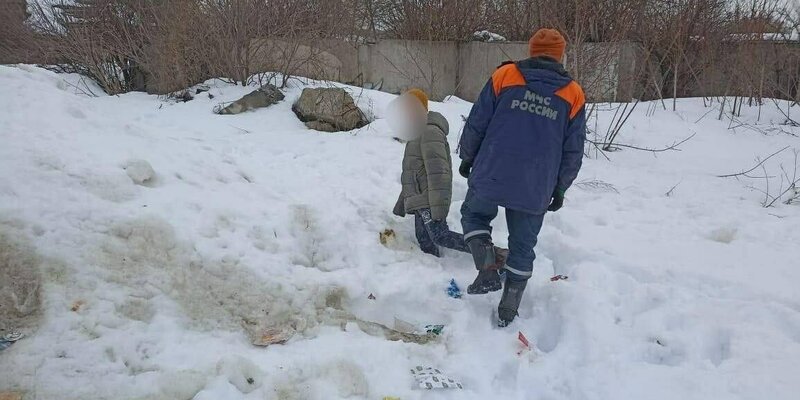 проваливается под ногами снег