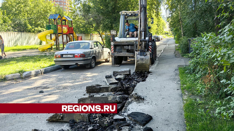 волгоград пугачёвская улица дом молодежи. Street work. уборка улиц. дворники уборка. работа на улице.