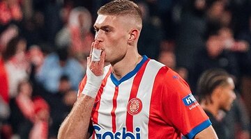 две минуты. правило 2х минут. женщина смотрит на часы. перемены в жизни. правило двух минут в тайм-менеджменте.