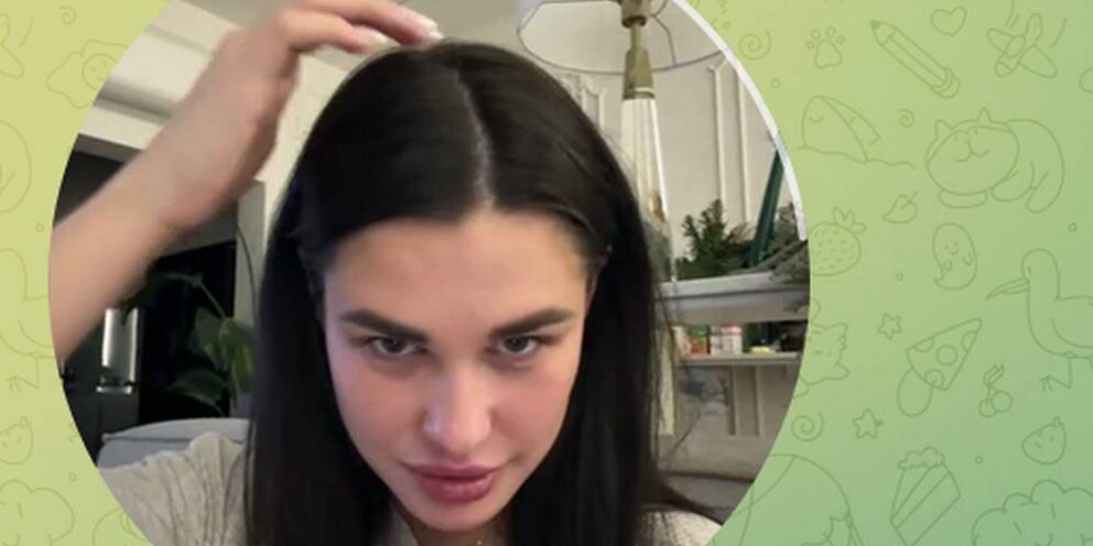 Девушка выбирает подругу. Девушка с тележкой в магазине. Варнава шоу секрет. Продавец консультант. Девушка выбирает голову.