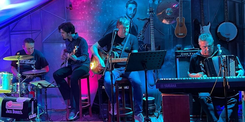 Джазмен чарльз рэй. Ритм энд блюз костюмы. Аракс группа 87-90. Энд блюз 4 буквы. Ли хукер блюз.