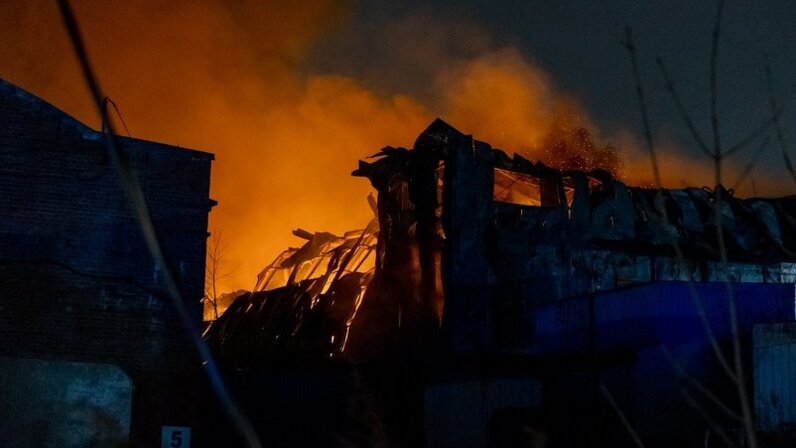 веранда с костром внутри. освещение в беседке на даче. веранда огонь. веранда с открытым очагом. камин для улицы на даче.