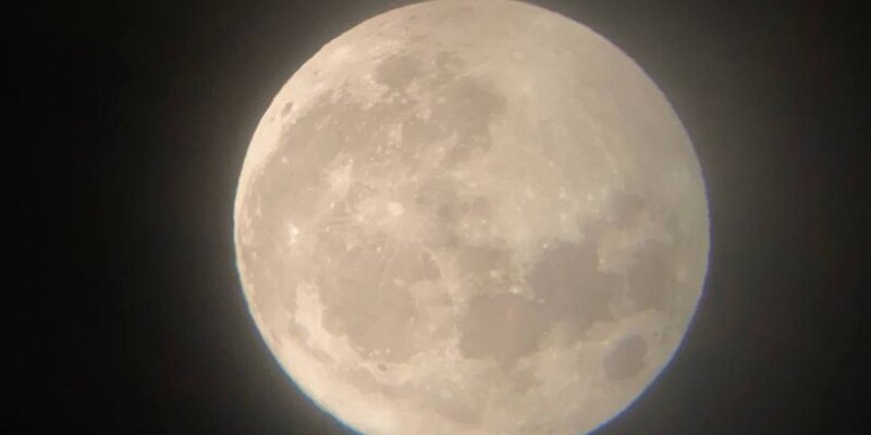 ночное небо с луной. большая луна. песня какие ночи лунные. прекрасная ночь. отражение луны в воде.