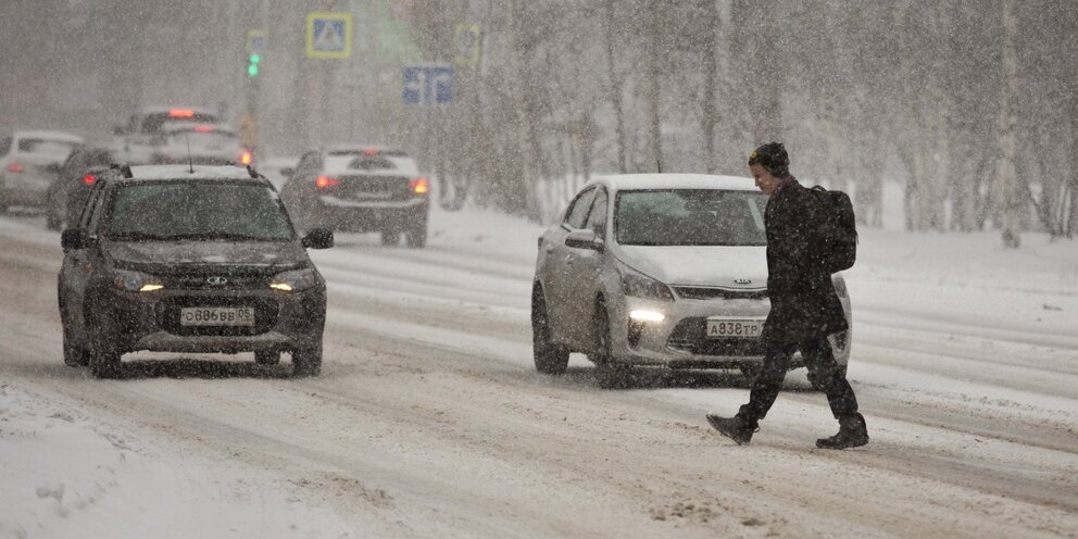 сильный ветер ураган. резкий сильный ветер дующий. сдувает ветром. резкий сильный ветер дующий. штормовое предупреждение.