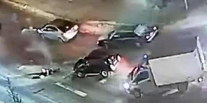 Audi rs6 эдвард бил. Извлечь пострадавшего из автомобиля. Битые машины. Битая машина. Пол уокер авария роджер родас.