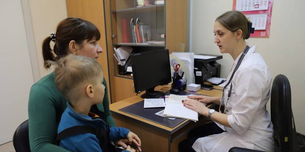 Медицинское освидетельствование детей. Медосмотр диспансеризация. Медицинское обследование детей. Медицинский осмотр детей. Педиатр осматривает ребенка.