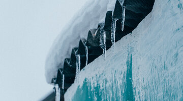 лед под крышей. водостоки крыша зимой. таяние снега на крыше. наледь на крыше. снег и наледь на крыше.