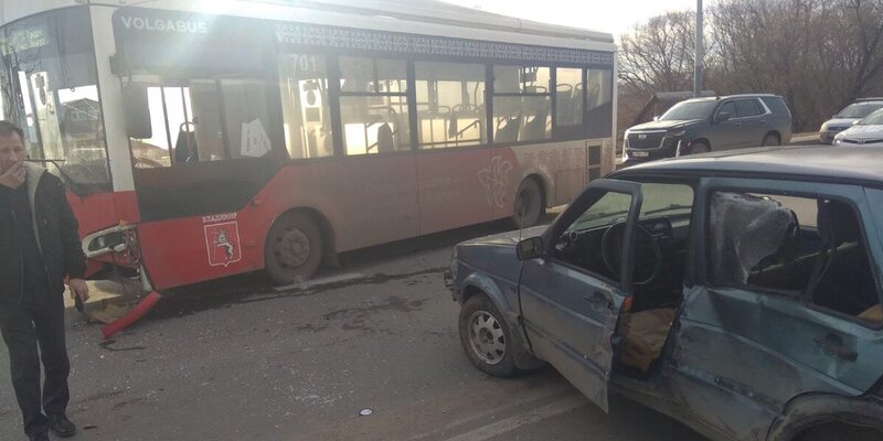 Аварии с участием автобуса паз. Автобус машины аварии. Авария в москве автобус илегкавушка. Автобус машины аварии. Автобус врезался в машину.