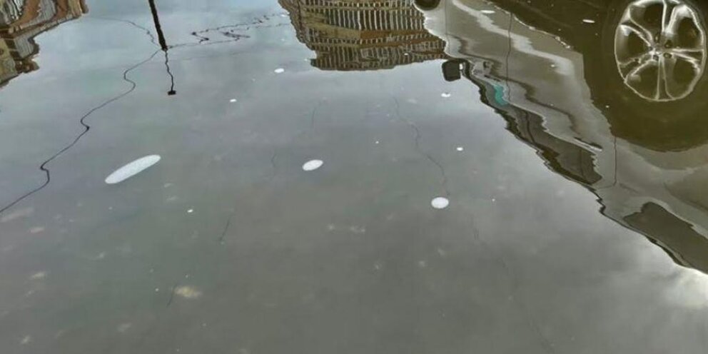 трехстам жителям насквозь промок. трехстам жителям насквозь промок. найдите и исправьте ошибку ошибки. трехстам жителям насквозь промок. макнуть или мокнуть.