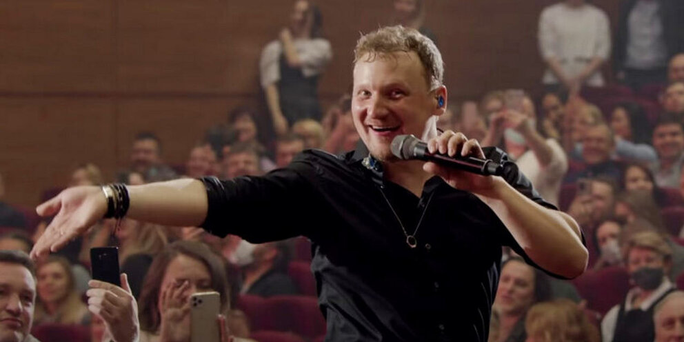 Исполнитель выступающий один. Парень поет на сцене. Джастин тимберлейк на сцене. Джастин тимберлейк поет. Сцена.