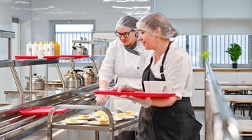 консультация диетолога. здоровая еда для детей. врач с фруктами. овощи и фрукты для детей. диета для детей с дцп.