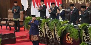 Аплодисменты. Аплодисменты зал. Аплодисменты. Встречаем бурными аплодисментами. Зрители в зале аплодируют.