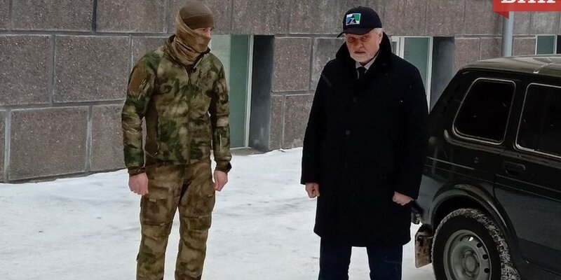 Mercedes w222 фсо. Машина мэра омска. Машина мэр. Машина мера екатеринбург. Машина мэра.