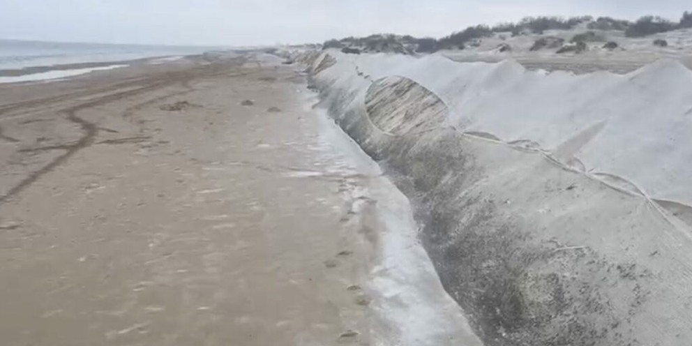 Женщине отдыхающей на море