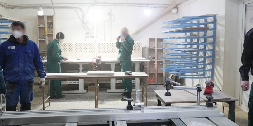 производство щитового оборудования. электричество на производстве. инженер на производстве. произвести испытания. инженер.