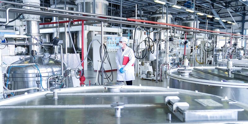 розлив в пищевой промышленности. пищевое производство. цех пищевого производства. автоматизация производства. завод пищевой промышленности.