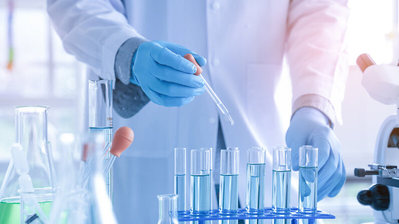 ученые в лаборатории. химические ученые. химические ученые. дэвид макмиллан химик. химические ученые.