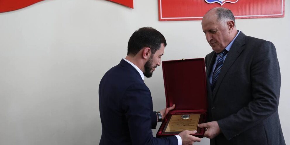 На ком женился глава дагестана меликов