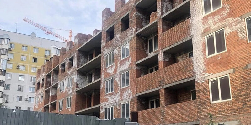 человек на крыше. мама 7 детей. домашние развлечения. семья в красивом доме. ребята дом.