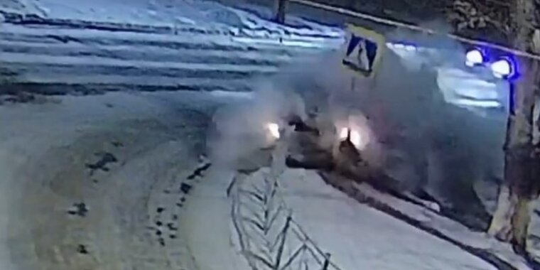 происшествия на дорогах на пешеходных переходах. переход пешеход дтп. переход пешеход дтп. сбили пешехода на пешеходном переходе. машина на переходе.