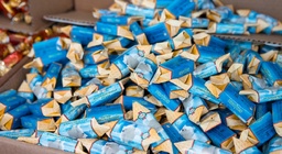 Сладкий оборачиваться. Человек ест сладкое. Сладкий оборачиваться. Девушка с пирожным. Наслаждение от десерта.