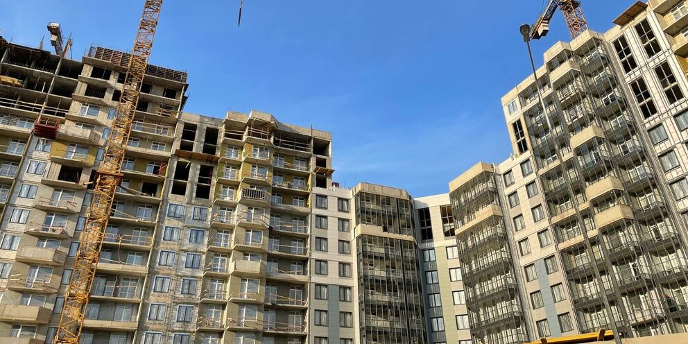 Строящийся многоэтажный дом. Жк академик спб пискаревский. Ленинский проспект огни залива. Квс застройщик спб. Аквилон zalive ход строительства.