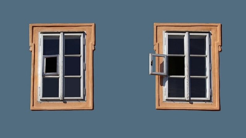 можно ли зимой оставлять окно открытым. окно с зимним пейзажем. морозное окно. можно ли зимой оставлять окно открытым. допустимая температура в квартире зимой.