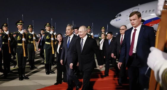Видео с&nbsp;Путиным без&nbsp;пиджака в&nbsp;аэропорту КНР набрало десятки миллионов просмотров|