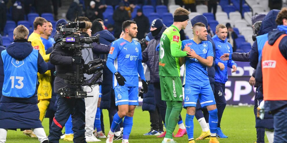 Neymar рост. Коутиньо 2019. Лионель месси в полный рост. Футболисты на поле. Футболист стоит.