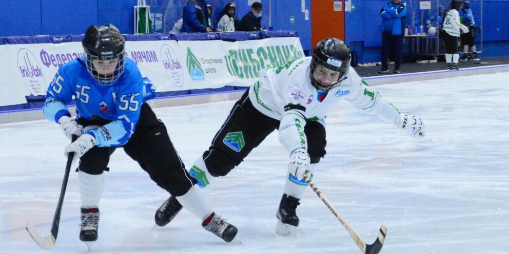 футбольная команда дети. соревнования между командами. арнис вейдеманис керлинг. соревнования между двумя командами. футбол во дворе.