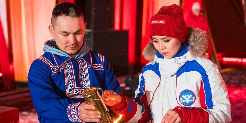 По струе дыма пламя подожгли ленту. Языки пламени. Огонь. Дизайн билборда огонь подпалены и иней. Воспламенение спички.