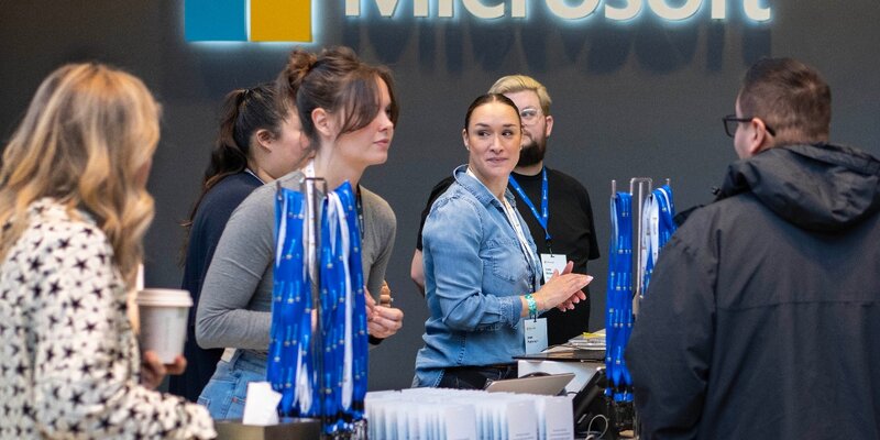 Менеджер. Оправдания сотрудников. Девушка в растерянности. Критика. Человек на работе.