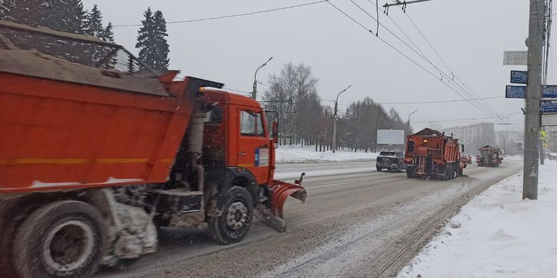 На город ижевск опускается