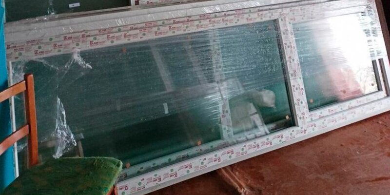 Пластиковые окна под дерево. Арочные стеклопакеты на лоджию. Деревянные откосы на окна. Стеклопакеты пензе. Черные пластиковые окна.