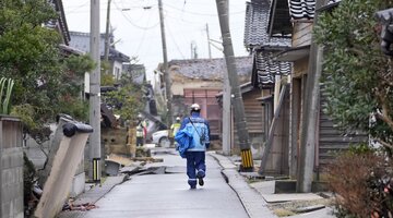 мощный в японии. Jebi tayfunu. тайфун на дальнем востоке. тайфун в японии 2011. мощный в японии.