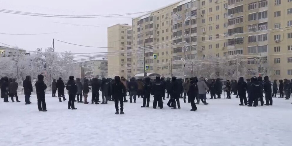 Толпа узбеков. Таджики в москве. Митинг мигрантов. Центр для мигрантов в москве. Толпа мигрантов в москве.