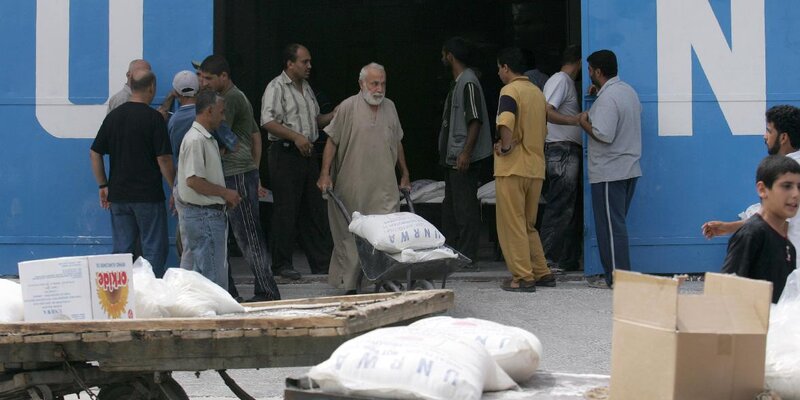 надежда куликова сын. парень привязан к стулу. оставили связанным. связанные руки. связанные люди с заклеенным ртом.