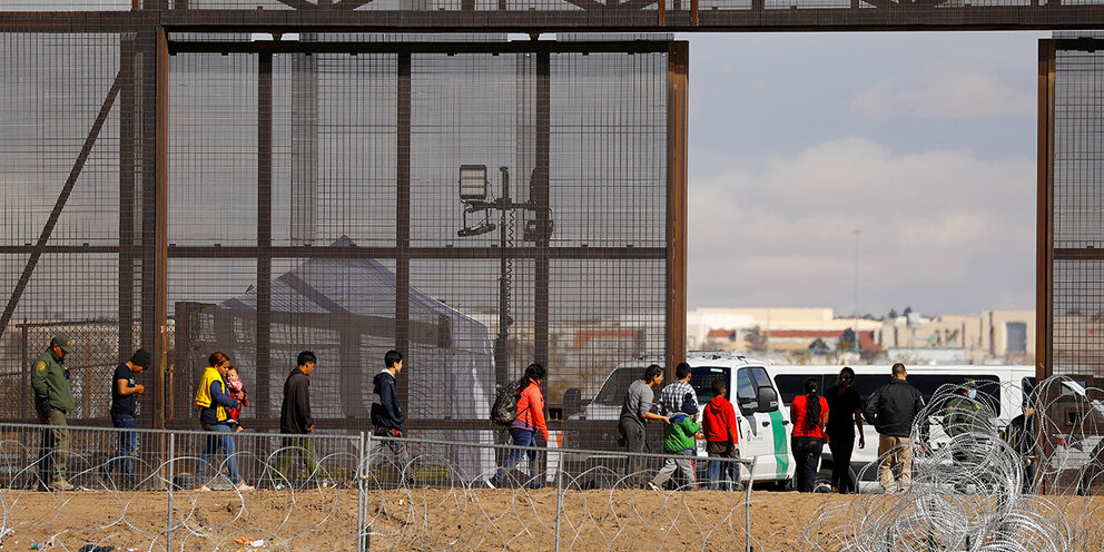 U образный сосуд. Открытую с обеих сторон стеклянную трубку длиной 60 см. U образная трубка. Вертикальная трубка опущена в сосуд с ртутью. U-образной трубки.