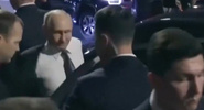 Видео с&nbsp;Путиным без&nbsp;пиджака в&nbsp;аэропорту КНР набрало десятки миллионов просмотров|