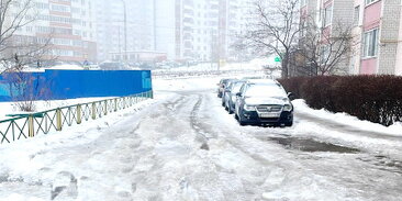 асфальт во дворе мкд. дорога во дворе многоквартирного дома. дорога во дворе многоквартирного дома. тротуар асфальт. пешеходные дорожки на придомовой территории.