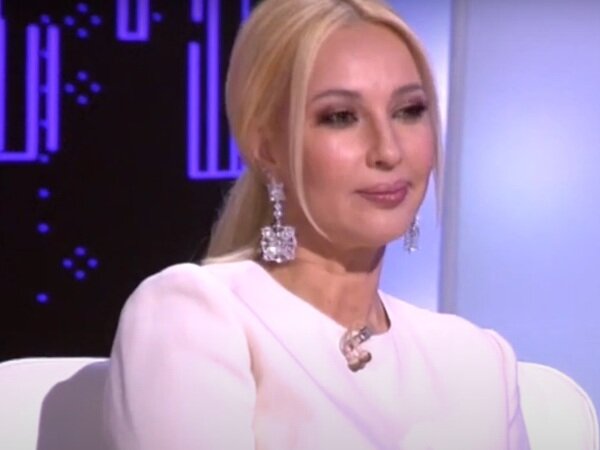 цитаты на каждый день. улыбнись цитаты. фразы о близких людях. не бойтесь лишний раз обнять близкого человека и сказать. улыбнитесь новому дню и не забудьте сказать своим близким люблю.