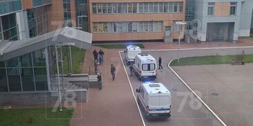Студент мгу выпал из окна. Мгу выпал студент. Студент выпал из окна общежития петрозаводск. Студент выпал из окна аэрокоса. Общежитие 7 йошкар ола.