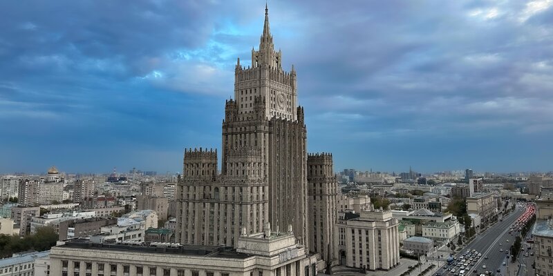 Вузы россии мгу ломоносова. Сталинский ампир в архитектуре москвы. Мид рф здание архитектура. Ответов здания. Небоскрёбы нью-йорка архитектура.