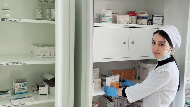 медперсонал в масках. анкетирование медицина картинки. медсестра на дом. средние медицинские работники. женщина в операционной.