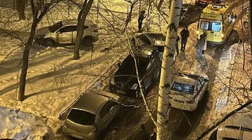 летняя женщина с 4 летним. девушка в венке из цветов. летняя женщина с 4 летним. девушка с цветами. ветер летом.