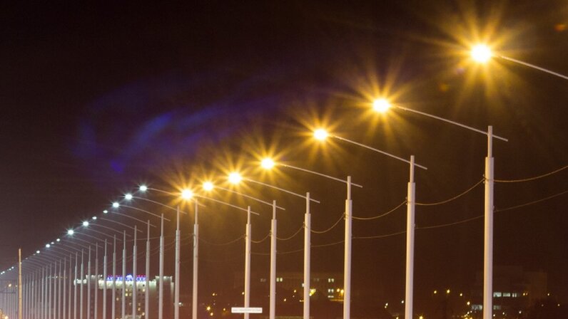 Свечение лампочки. Желтое освещение. Освещение лампами накаливания. Электро освитительные приборы. Современные приборы освещения.