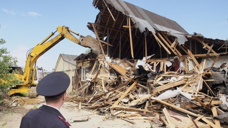 Снос дома в собственности. Демонтаж зданий и сооружений. Реновация снос. Незаконные постройки. Снос здания.