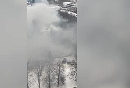 ру. сковорода на огне. стихийное бедствие пожар. пламя в боре. пламя горит снаружи котла.