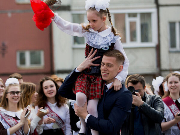 Школьного звонка на урок. Май звонки. Колокольчик для выпускников. Открытки на последний звонок выпускникам. 25 май последный званок.