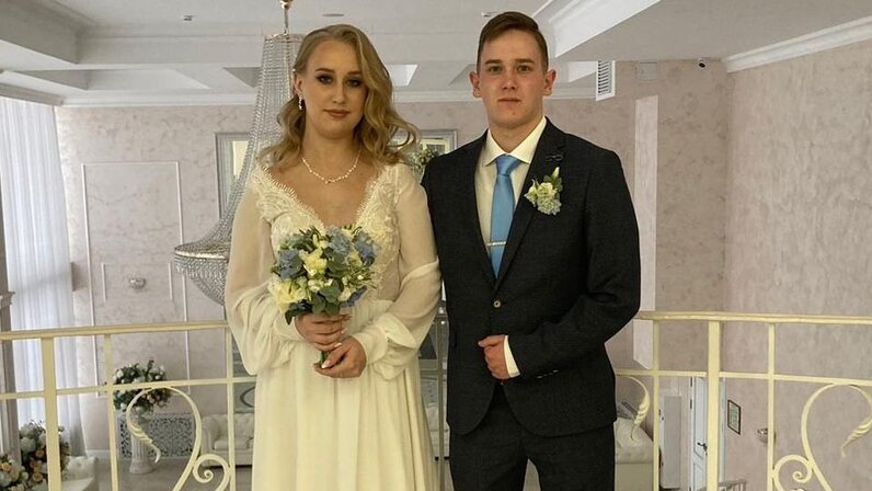 счастливые мужчина и женщина. успешный мужчина с женщиной. пожилые поженились. замуж после 30. свадьба за 40.